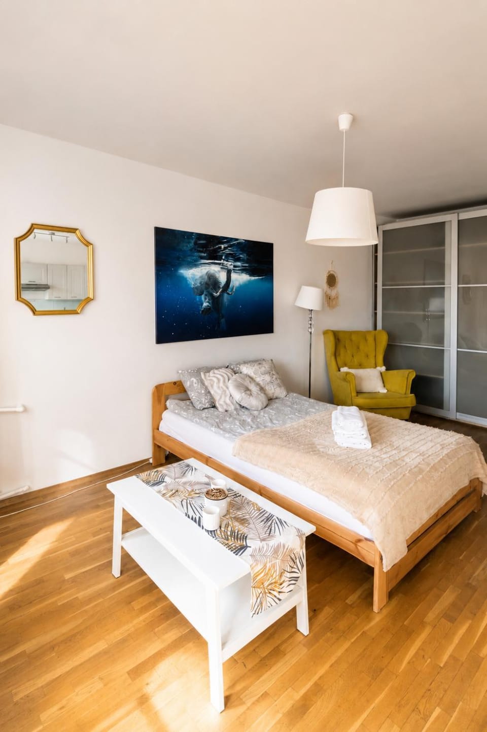 Bed, TV and multimedia, Photo of the whole room, Bedroom