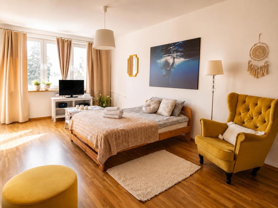 Communal lounge/ TV room, Bed, TV and multimedia, Living room, Photo of the whole room, Seating area, Evening entertainment, Bedroom