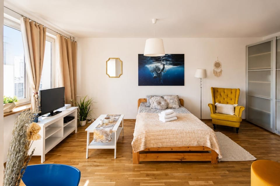 Communal lounge/ TV room, Bed, TV and multimedia, Living room, Photo of the whole room, Seating area, Evening entertainment, Bedroom, towels