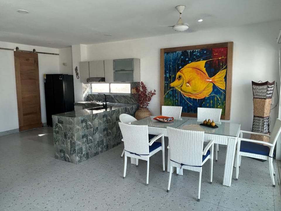Kitchen or kitchenette, Dining area