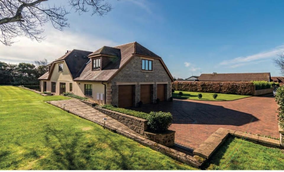Luxury, Spacious Home with Private Driveway Beaches and Gower in close proximity House in Ilston