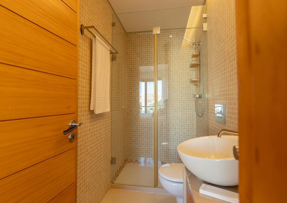 Shower, Toilet, Bathroom, towels