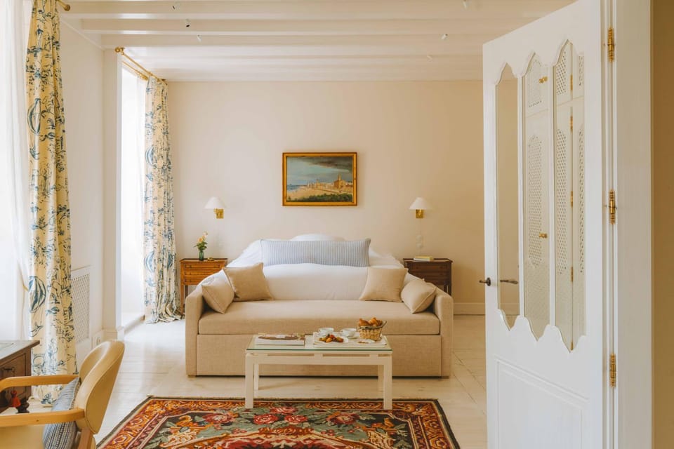 Bed, Photo of the whole room, Seating area, Bedroom