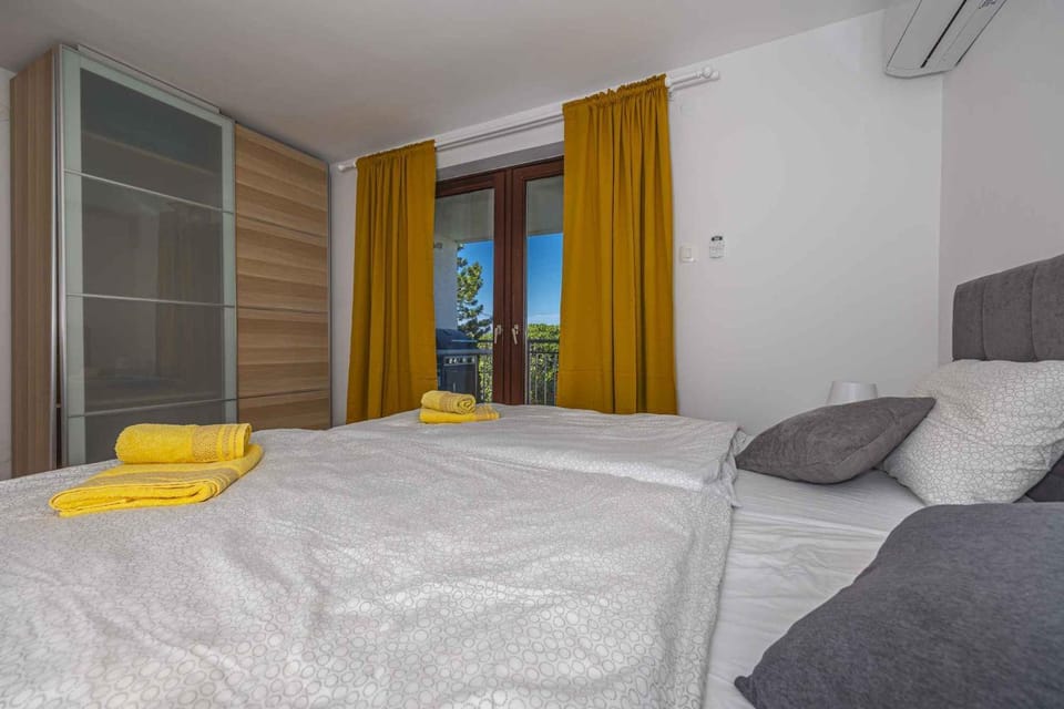 Bedroom, air conditioner