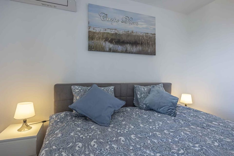 Bedroom, air conditioner