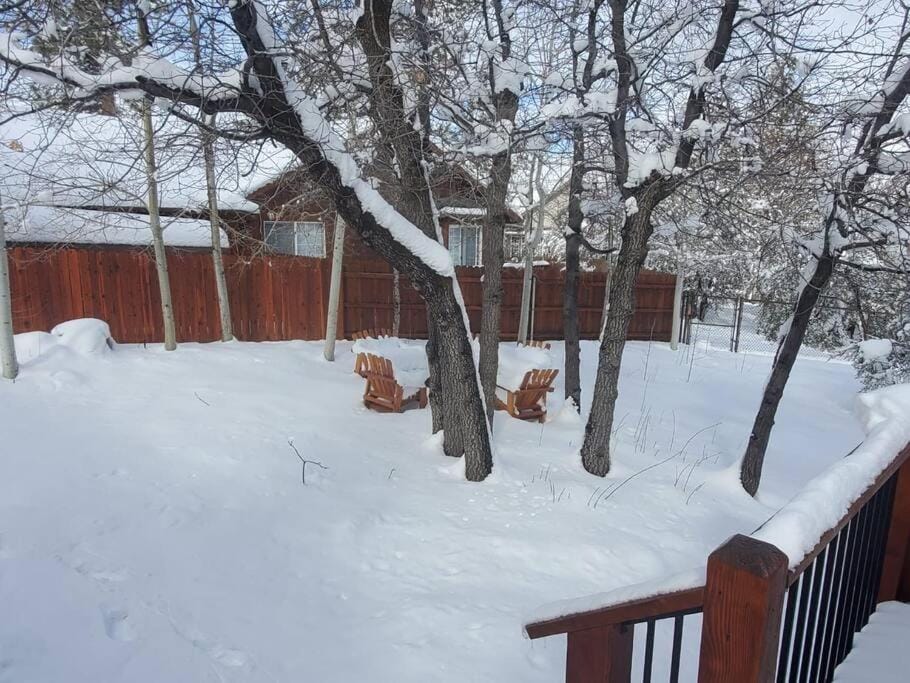 CUSTOM SINGLE STORY CABIN WITH JACUZZI POOL TABLE & BIG GAME ROOM WITH ARCADE games Cabin in Big Bear