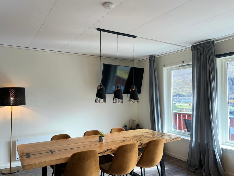 TV and multimedia, Living room, Seating area, Dining area