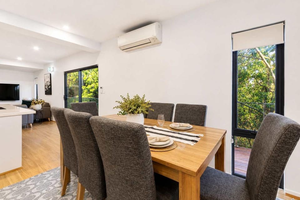 Treetops-Large Home 9km to CBD Sleeps 10 House in Tasmania