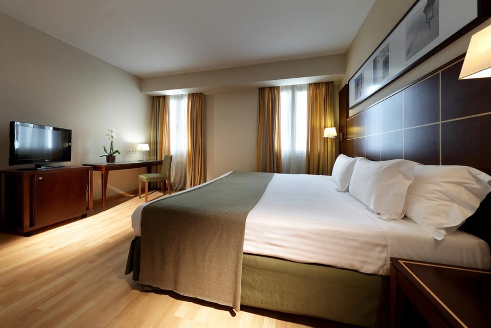 Bed, Photo of the whole room, Decorative detail, Bedroom