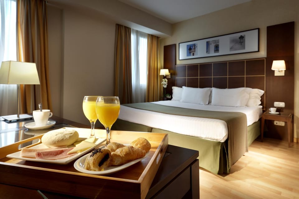 Bed, Photo of the whole room, Decorative detail, Bedroom, Buffet breakfast
