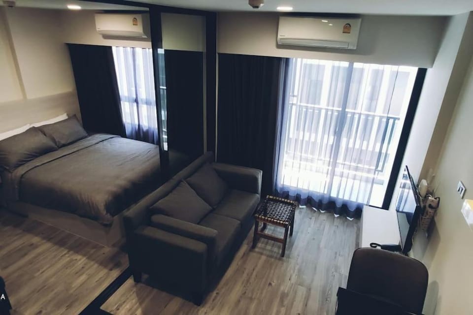 Photo of the whole room, air conditioner