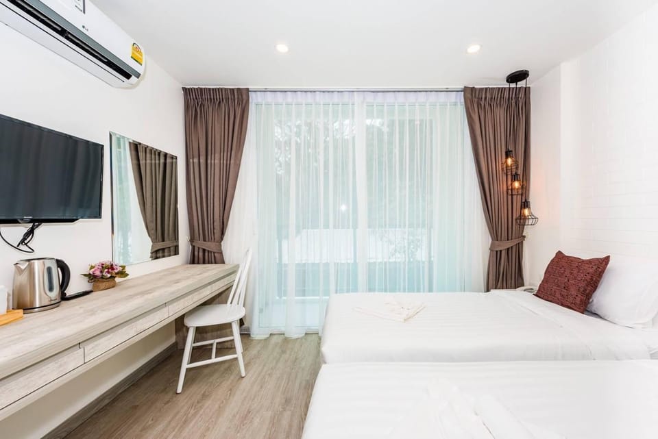 Bed, TV and multimedia, Photo of the whole room, Bedroom, fireplace, hair dresser, air conditioner