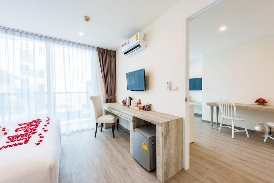 Bed, TV and multimedia, Living room, Photo of the whole room, air conditioner