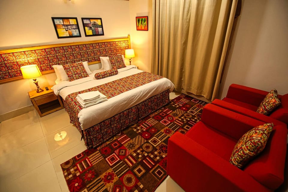 Bed, Photo of the whole room, Seating area, Bedroom
