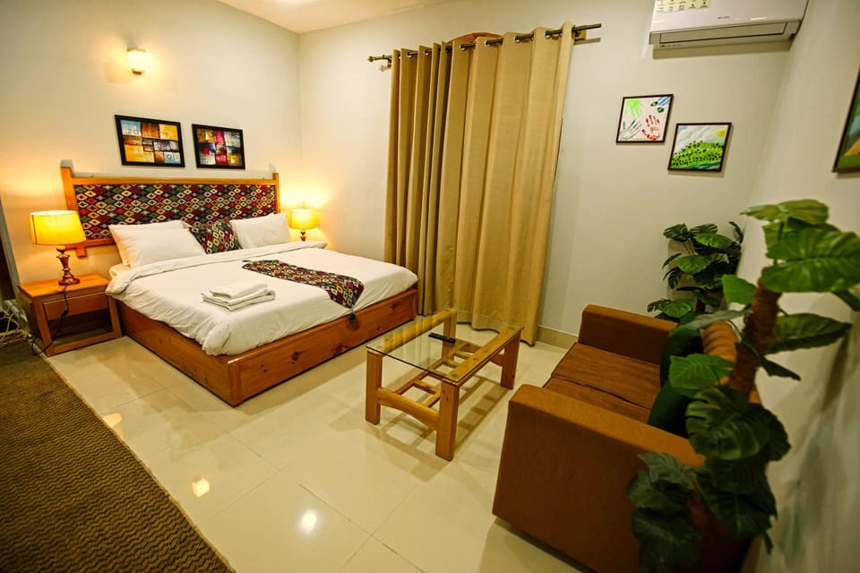 Bed, Photo of the whole room, Seating area, Bedroom, air conditioner