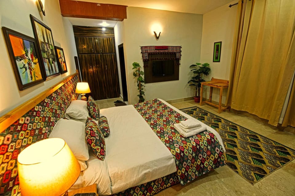 Bed, TV and multimedia, Photo of the whole room, Bedroom