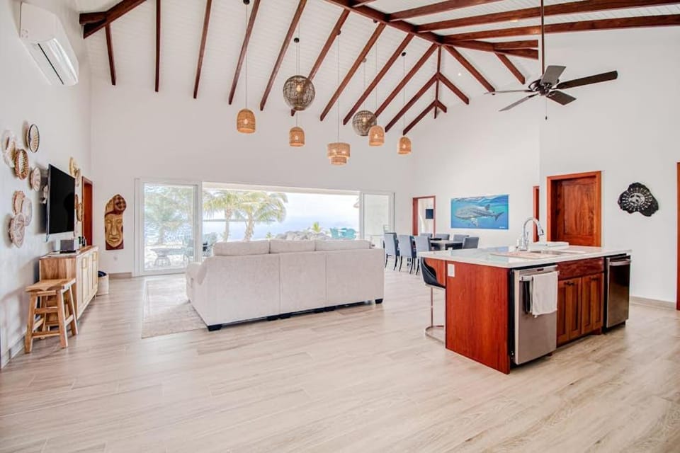 Tres Palmas Beach House House in Stann Creek District