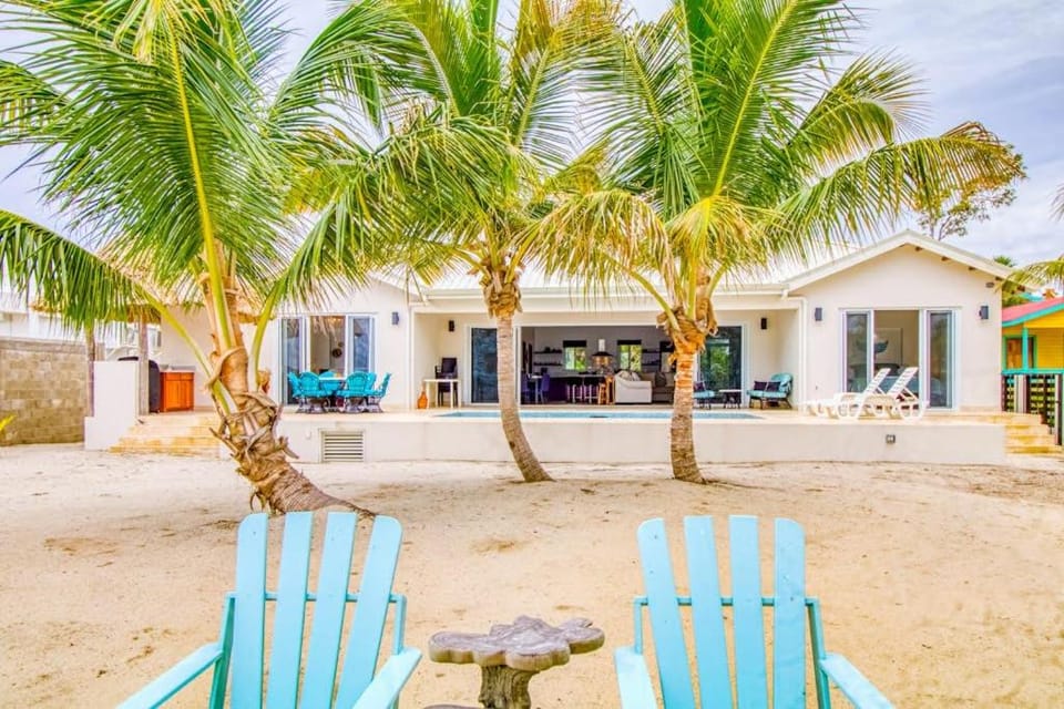 Tres Palmas Beach House House in Stann Creek District