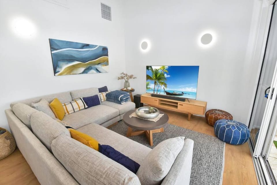 Seacliff Beach Retreat Lux, Modern, Seaviews, 3BR, Balcony House in Adelaide