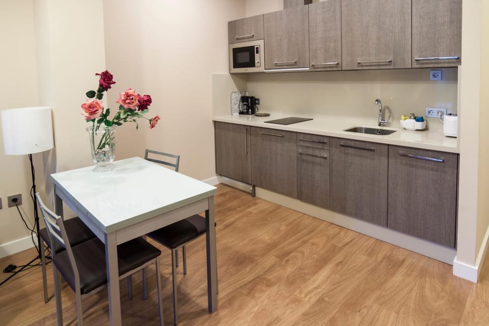 Kitchen or kitchenette, Dining area