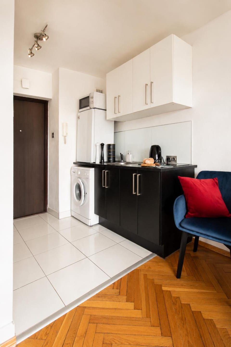 Kitchen or kitchenette, oven, stove, washing machine