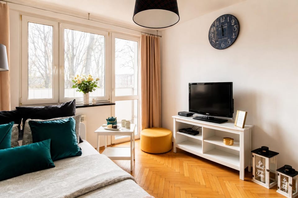 Communal lounge/ TV room, TV and multimedia, Living room, Seating area, Evening entertainment