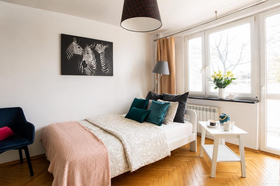 Bed, Living room, Photo of the whole room, Seating area, Bedroom