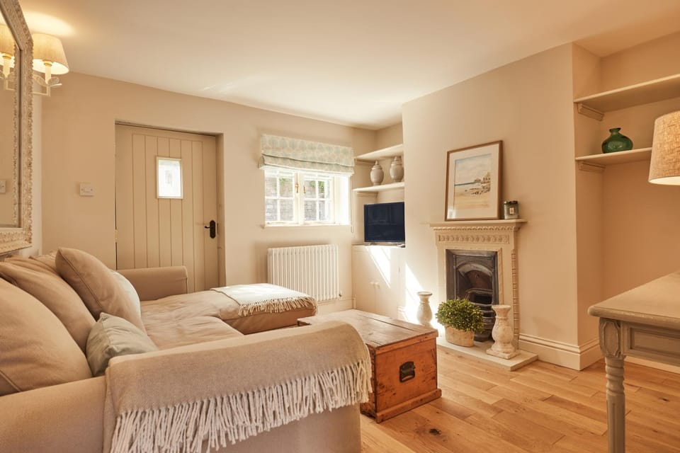 Living room, Photo of the whole room, Seating area, Evening entertainment, locker
