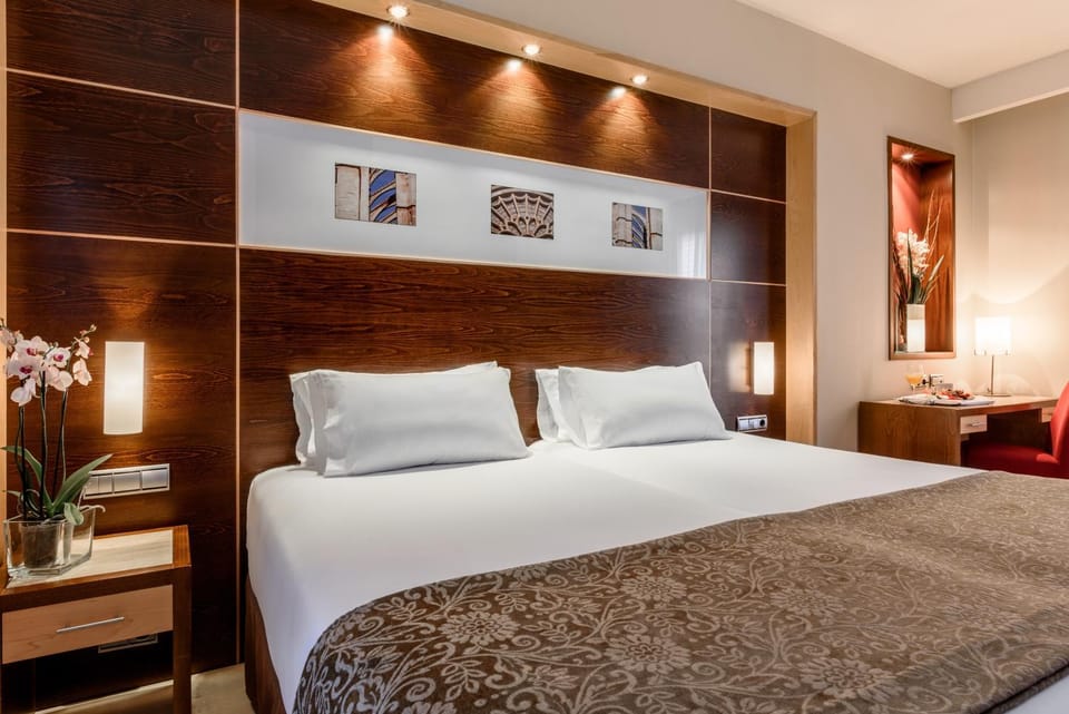 Bed, Photo of the whole room, Decorative detail, Bedroom