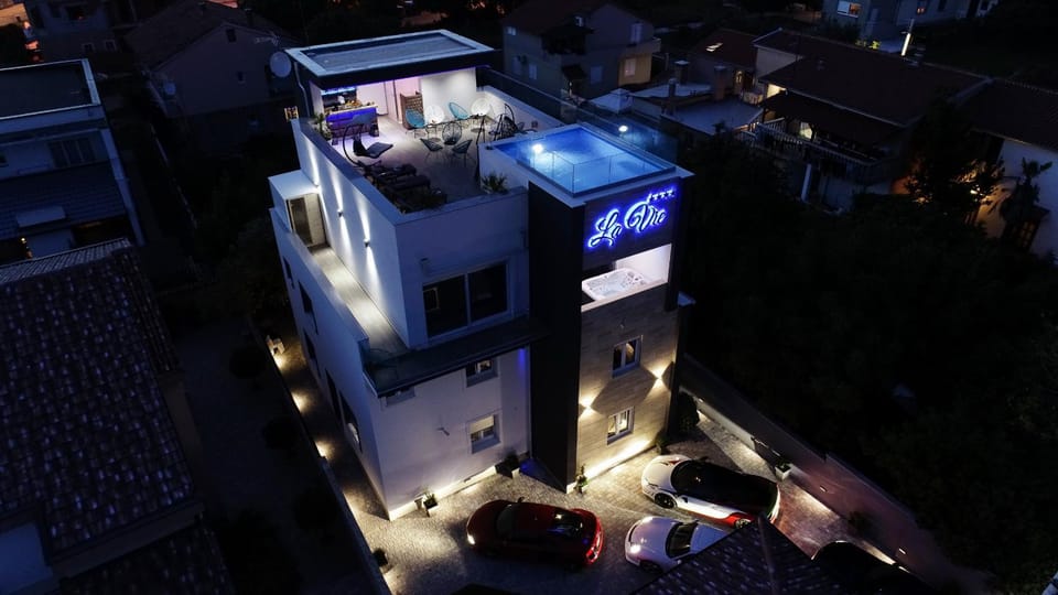 Property building, Facade/entrance, Off site