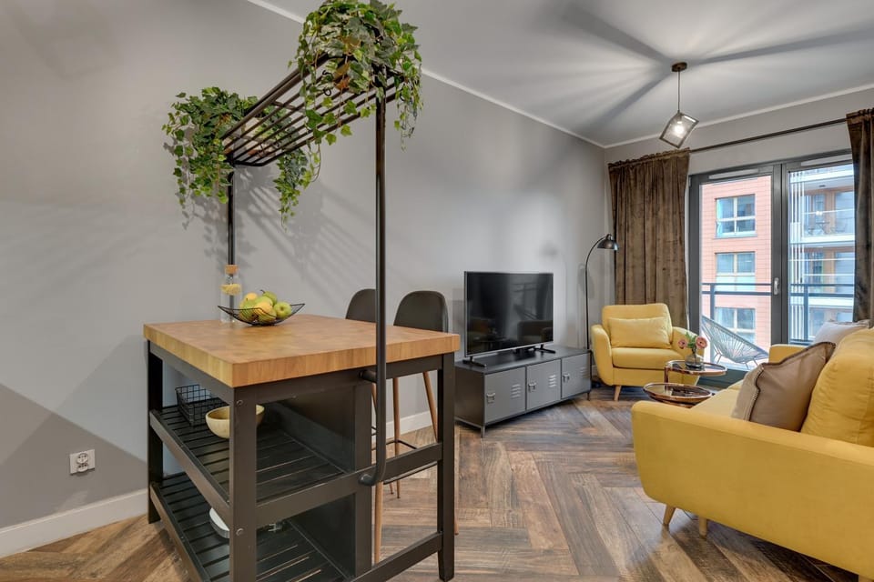 TV and multimedia, Living room, Seating area, Evening entertainment