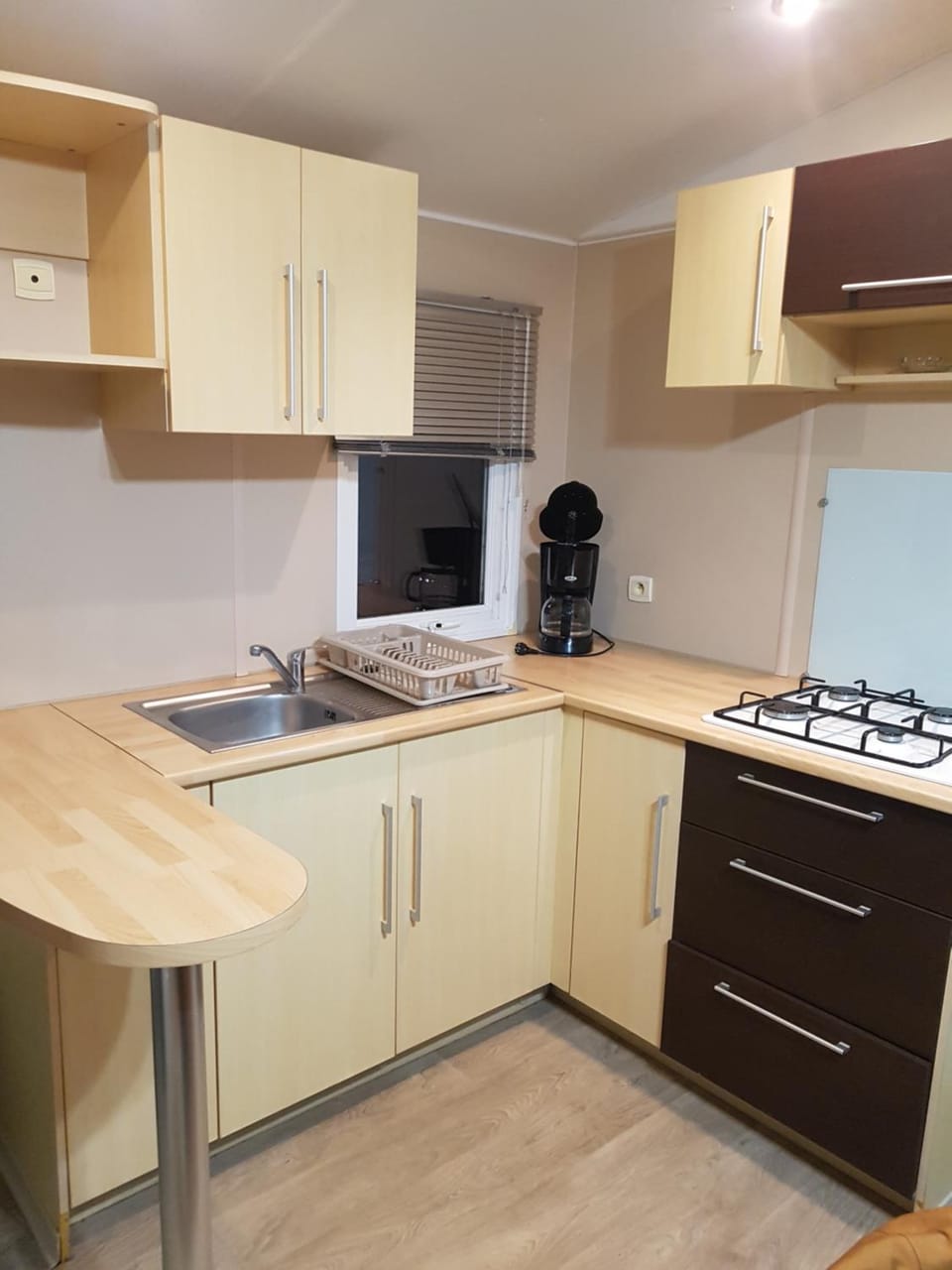 Kitchen or kitchenette, minibar, stove