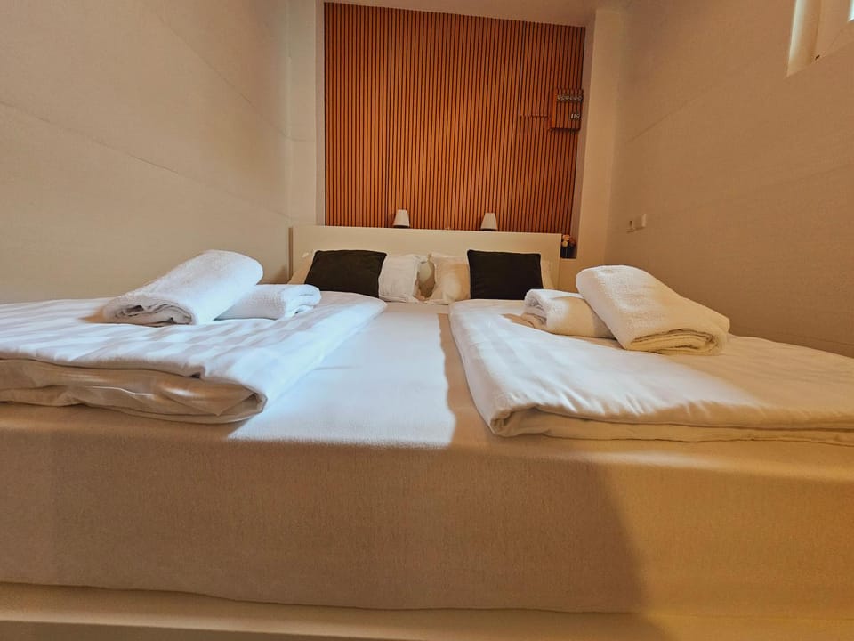 Bed, Bedroom, towels