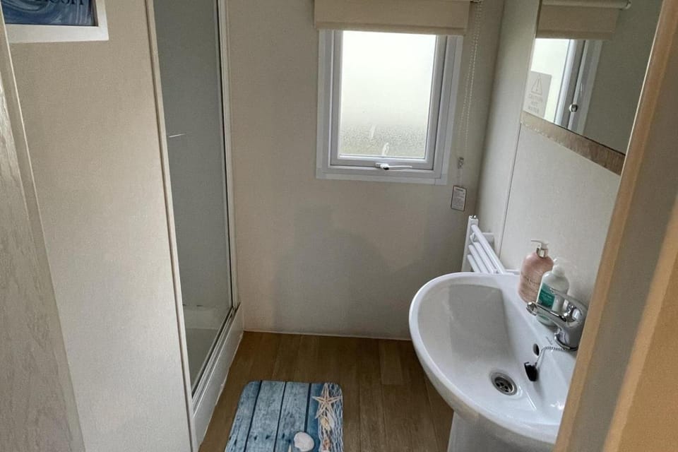 Caravan - Sleeps 10 - Pet friendly - Parking House in Tendring District