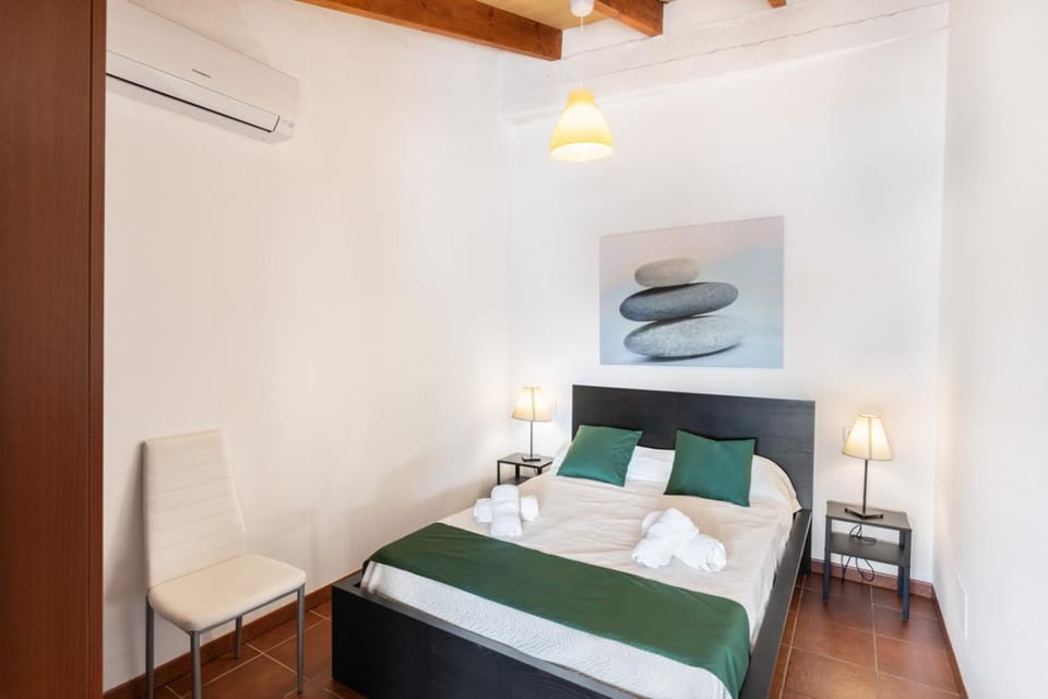 Bed, Photo of the whole room, Bedroom, towels, air conditioner