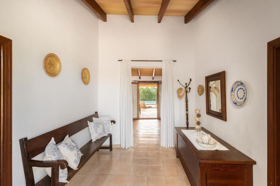 Bed, Living room, Photo of the whole room, Seating area, Bedroom