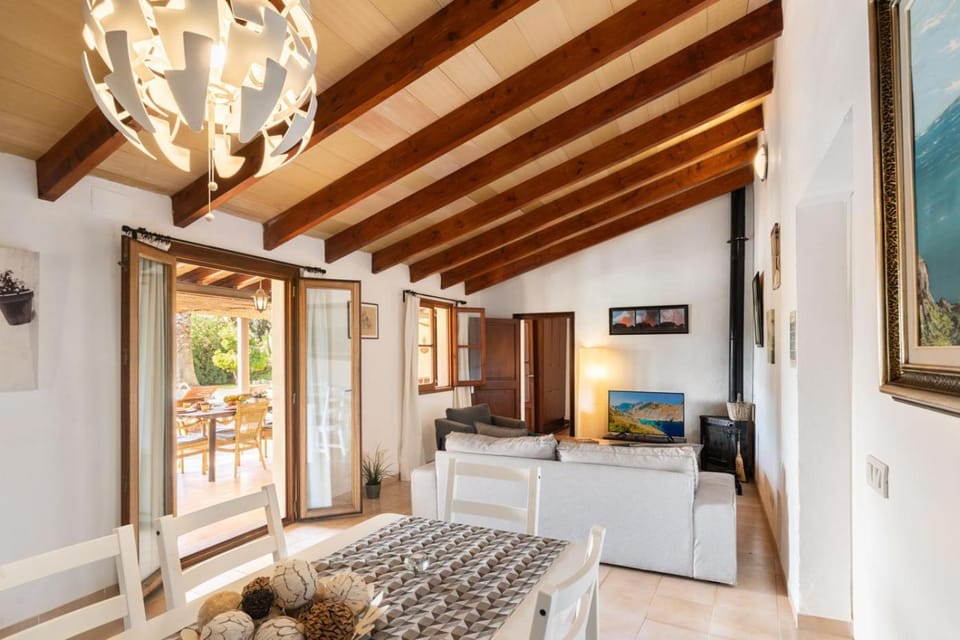 Bed, TV and multimedia, Living room, Photo of the whole room, Seating area, Bedroom