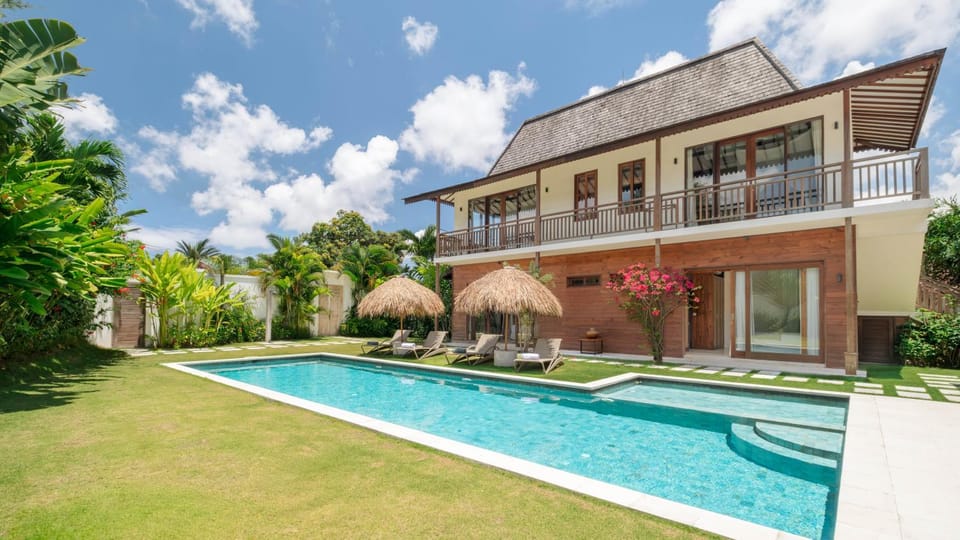 Property building, Garden, Garden view, Pool view, Swimming pool, sunbed