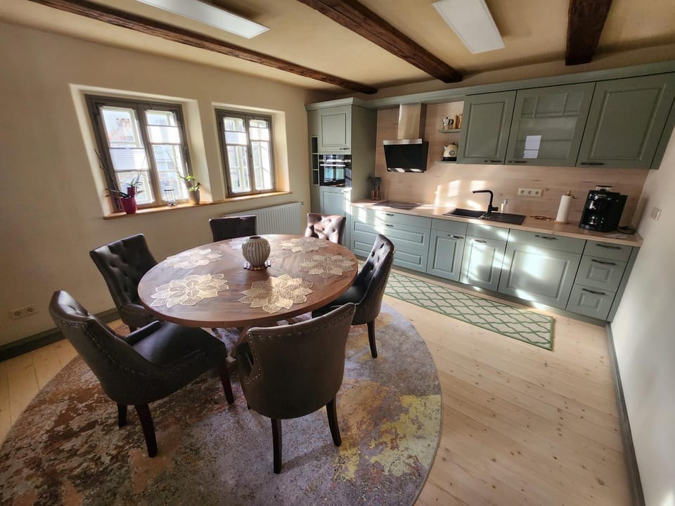 Coffee/tea facilities, Seating area, Dining area, dishwasher, oven, stove, toaster, kitchen