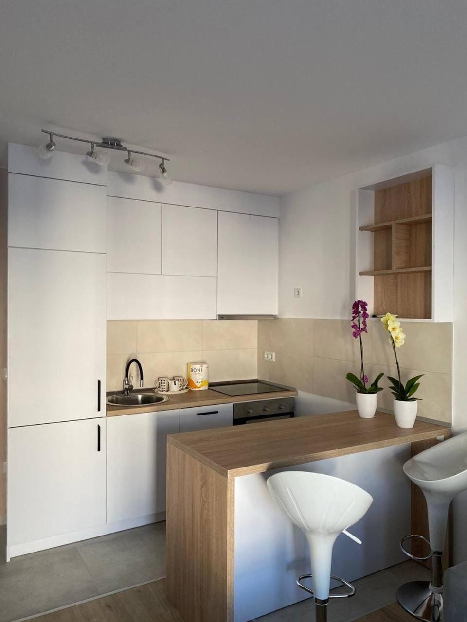 Kitchen or kitchenette, Dining area, stove