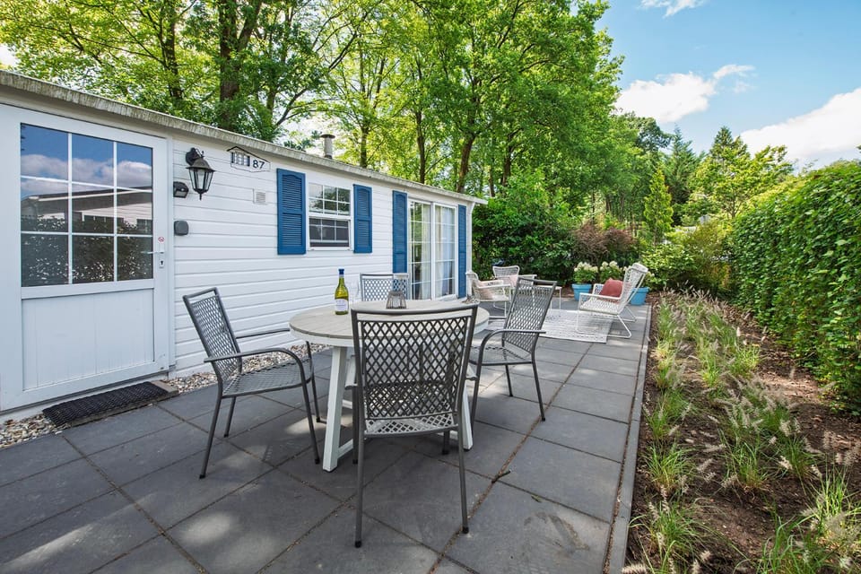 Property building, Patio, Spring, Day, Garden, Dining area, Garden view