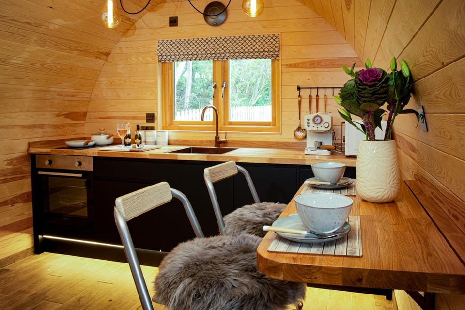 Kitchen or kitchenette, Dining area