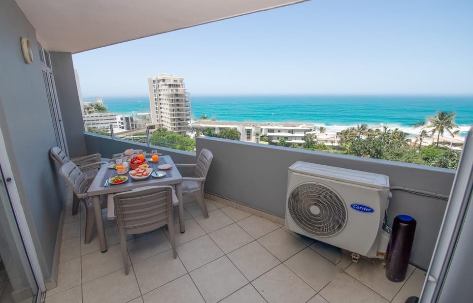 Patio, Day, Natural landscape, View (from property/room), Balcony/Terrace, Living room, Seating area, Beach, Food, Sea view