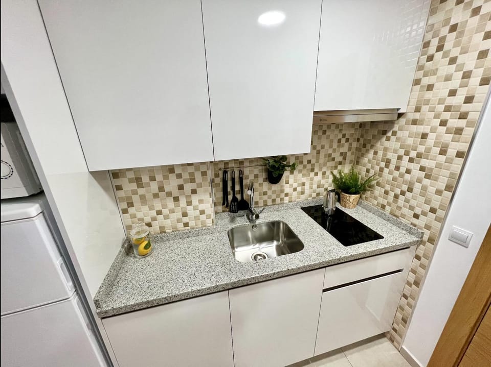 Kitchen or kitchenette, minibar, stove