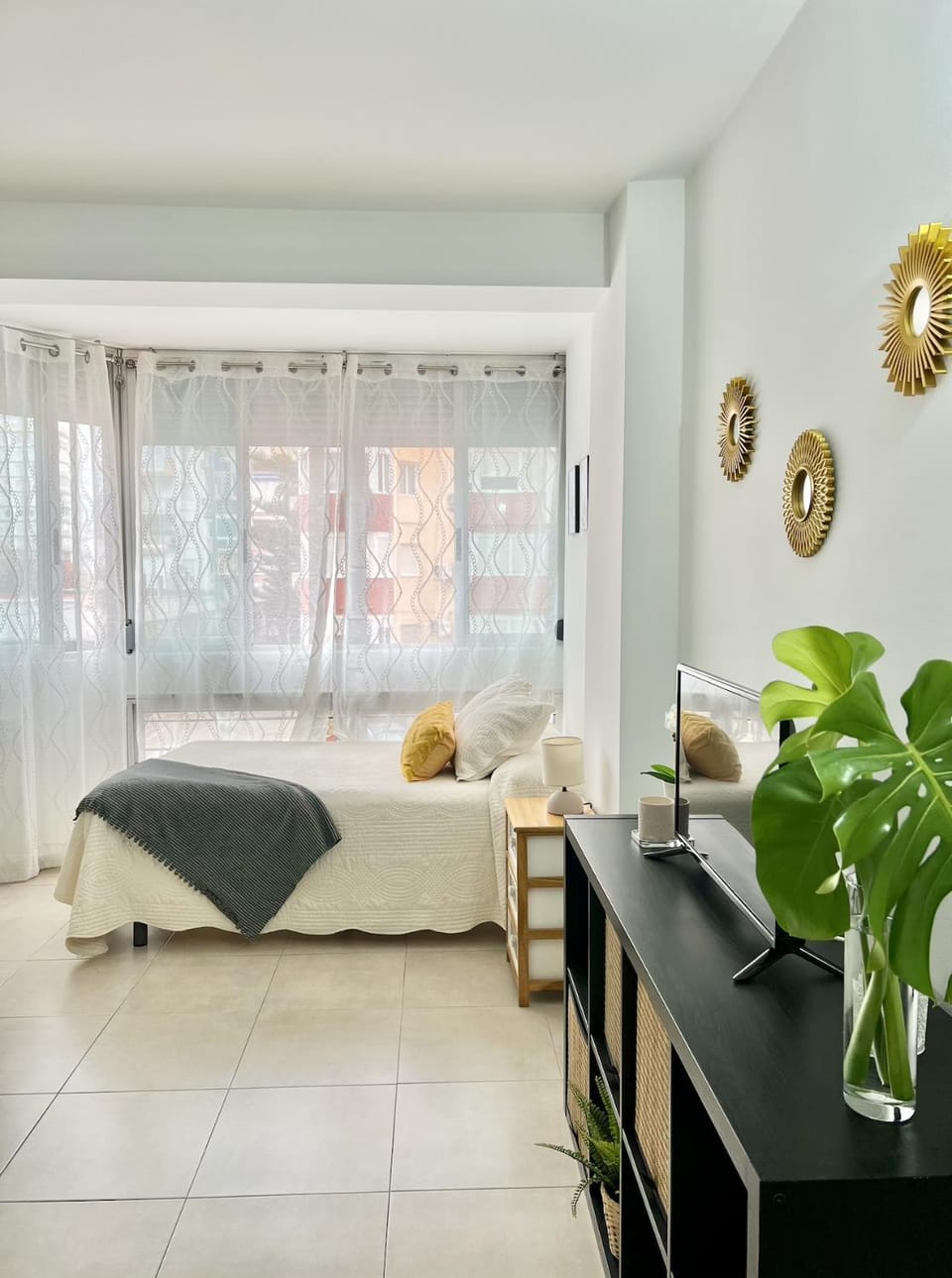 Bed, Photo of the whole room, Seating area, Bedroom
