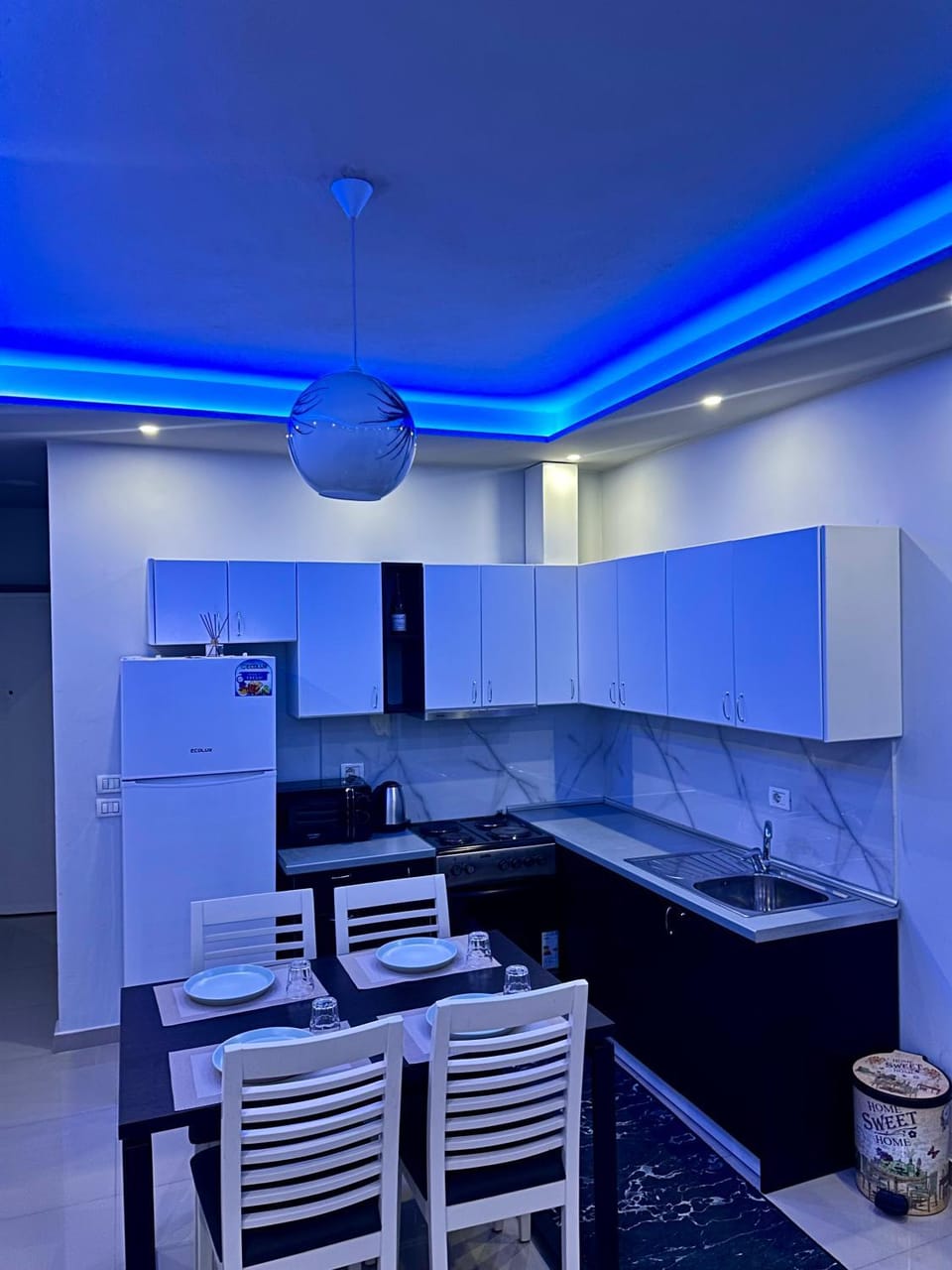 Kitchen or kitchenette, Dining area, stove