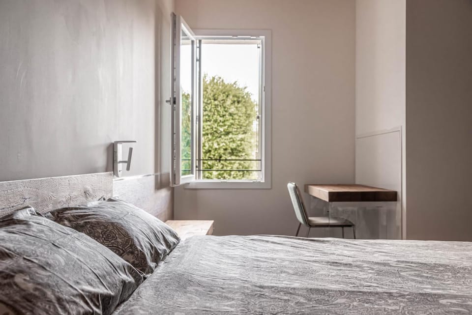 Bed, Photo of the whole room, Seating area, Bedroom, hair dresser
