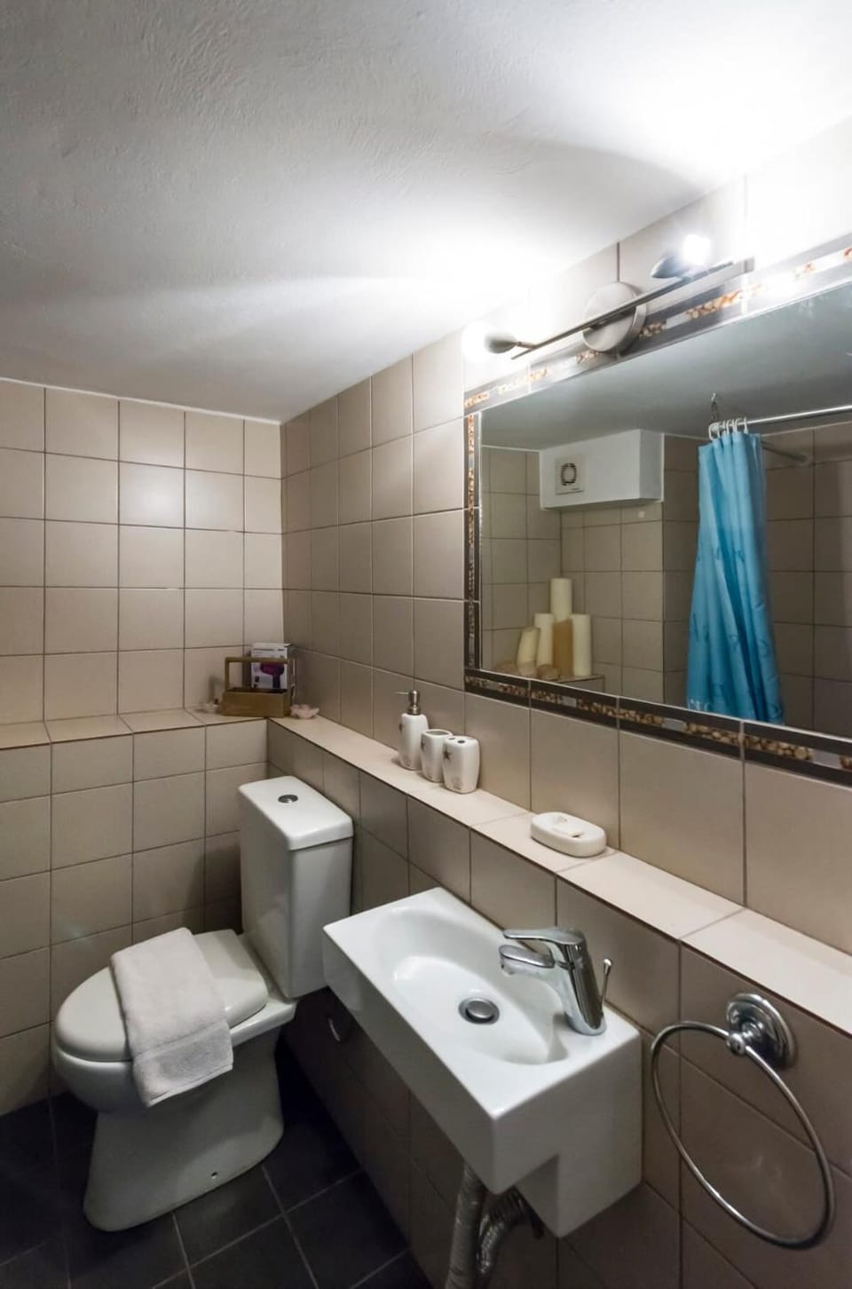 Toilet, Bathroom, towels
