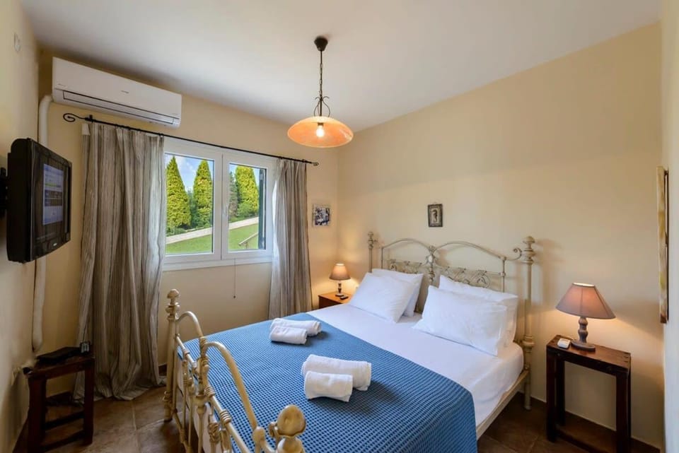 Bed, TV and multimedia, Bedroom, towels
