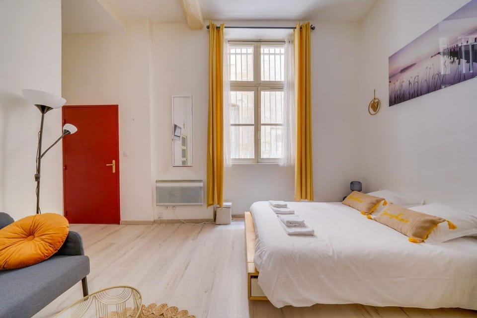 Bed, Photo of the whole room, towels